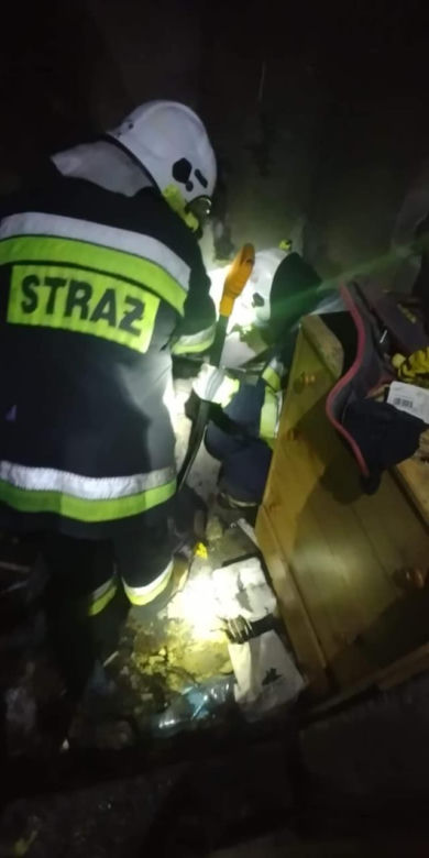 Zelów: Dokładał do pieca, sytuacja wymknęła się spod kontroli! W ogniu stanęła kotłownia!
