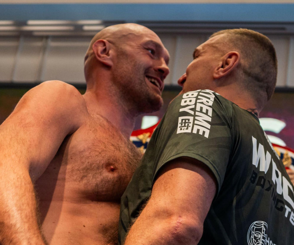 Bokserzy Tyson Fury i Mariusz Wach podczas spotkania twarzą w twarz. O ich walce w Tajlandii przeczytasz na SE Supersport.