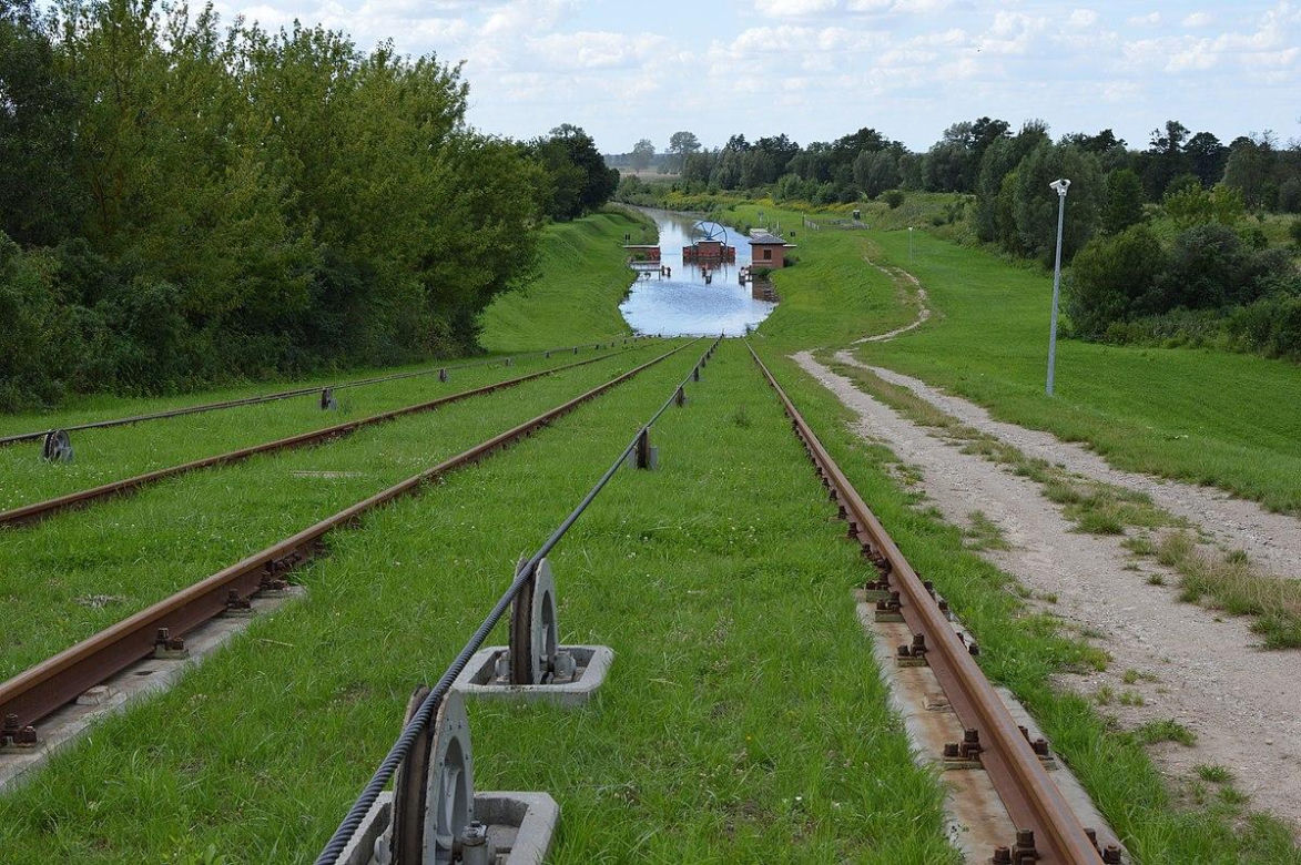   Kanał Elbląski – podróż statkiem po trawie