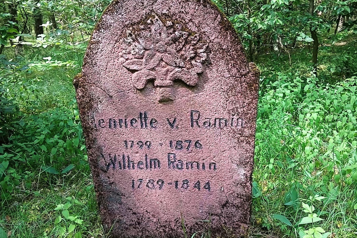 Leśny cmentarz rodu von Ramin