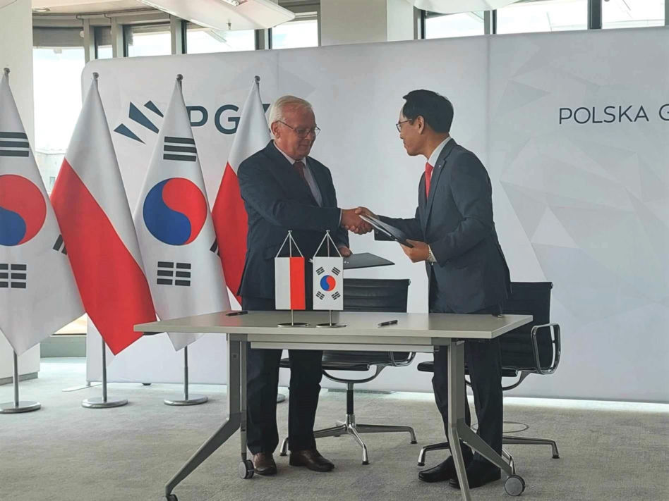 Prezes PGZ Krzysztof Trofiniak i prezez Hyundai Rotem Company Yongbae Lee