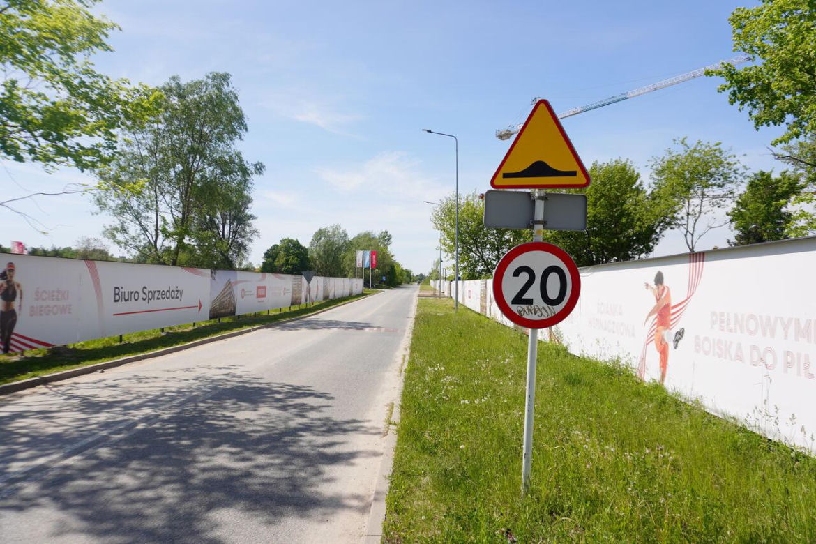 Na prostym odcinku drogi biegnącym przez łąki ustawiono aż osiem progów zwalniających 