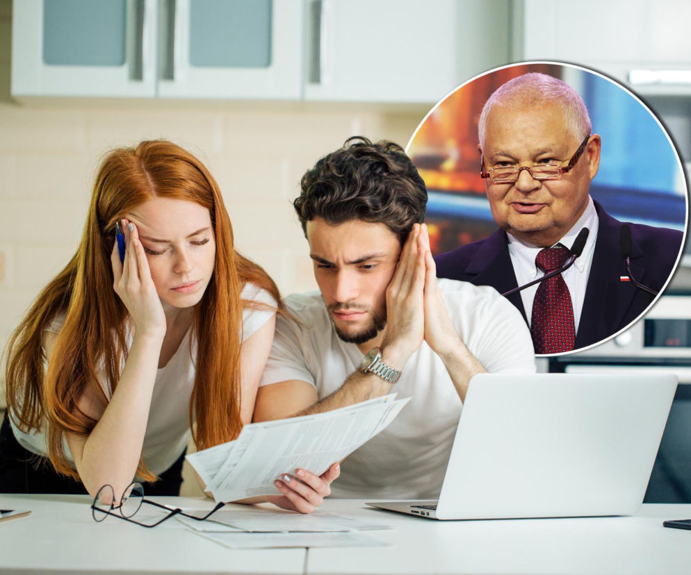 Para zmartwionych kredytobiorców analizuje dokumenty finansowe z laptopem na kuchennym blacie, symbolizując decyzję RPP o stopach procentowych. W tle, w okręgu, prezes NBP Adam Glapiński, o którego działaniach przeczytasz na Super Biznes.