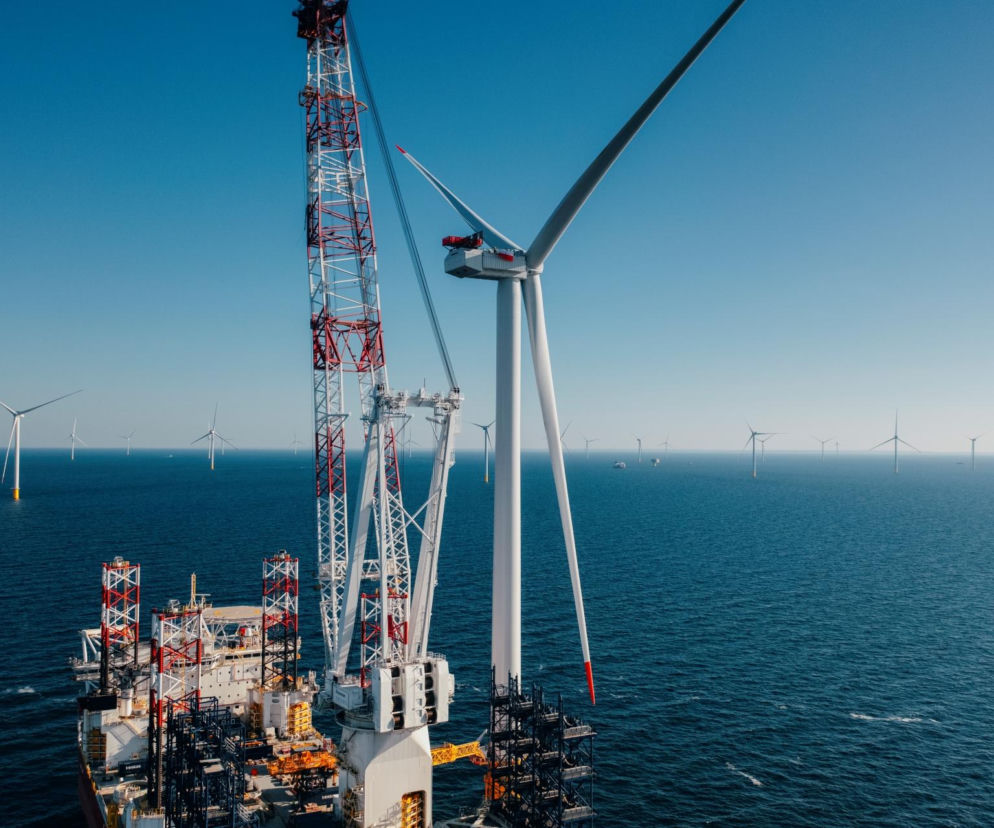 Statek montuje turbinę wiatrową na morzu. O testach farmy Baltic Power przeczytasz na SE Superbiz.