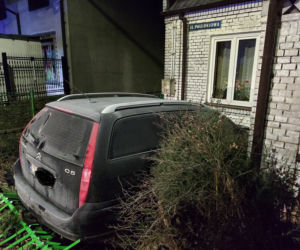 Huk i pęknięta ściana! Citroen wjechał w dom na Południowej w Starachowicach