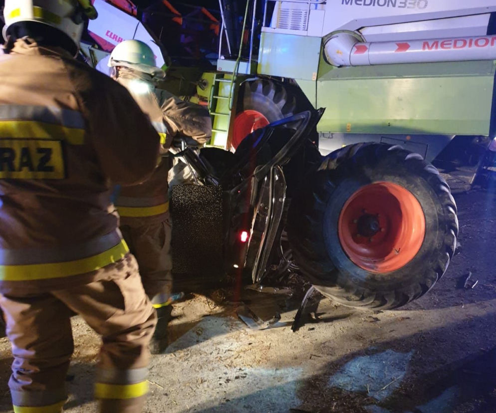 Wypadek w Wietrzychowicach. Dwie osoby nie żyją po zderzeniu samochodu z kombajnem