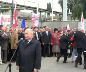 Były stoczniowiec Zbigniew Wysocki z gwoździem na Kaczyńskiego 