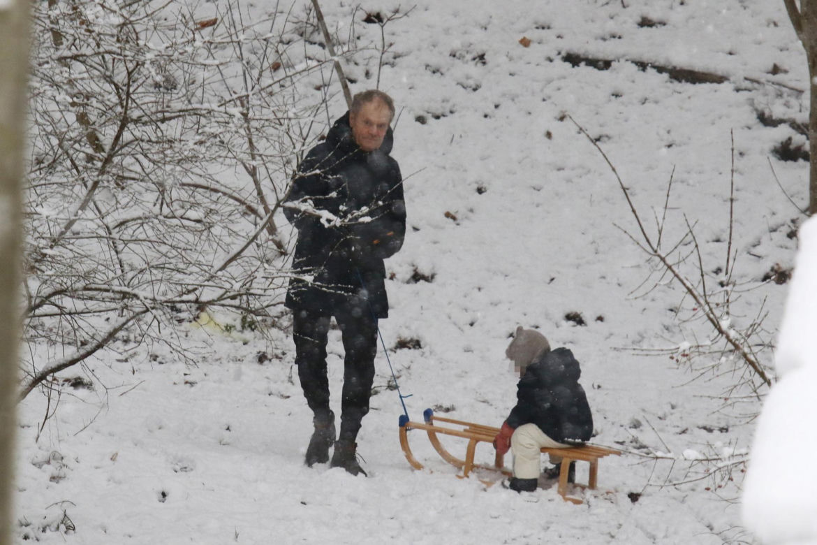 Donald Tusk na sankach z wnuczkami