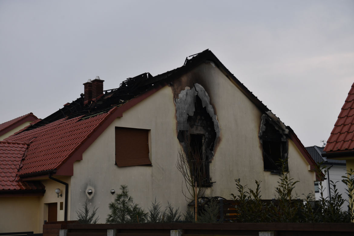 Miejsce po nocnym pożarze na poddaszu domu dwurodzinnego na szczecińskim osiedlu Krzekowo-Bezrzecze