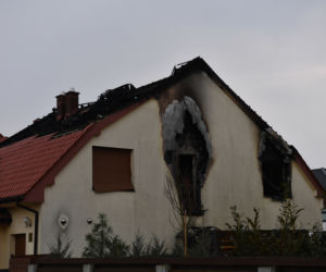 Miejsce po nocnym pożarze na poddaszu domu dwurodzinnego na szczecińskim osiedlu Krzekowo-Bezrzecze