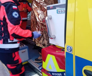 Policjantki nie wahały się ani chwili. Okryły mężczyznę kocem i umieściły w radiowozie, by mógł się ogrzać