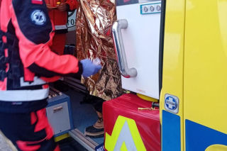 Policjantki nie wahały się ani chwili. Okryły mężczyznę kocem i umieściły w radiowozie, by mógł się ogrzać