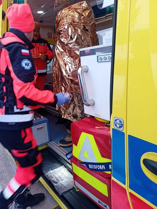 Policjantki nie wahały się ani chwili. Okryły mężczyznę kocem i umieściły w radiowozie, by mógł się ogrzać