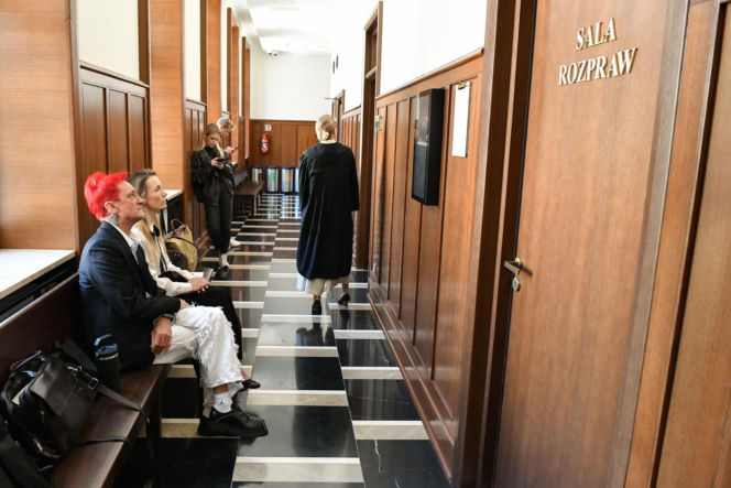 Tak Wiśniewscy wystroili się na swój rozwód. Ubrali się jak na maturę