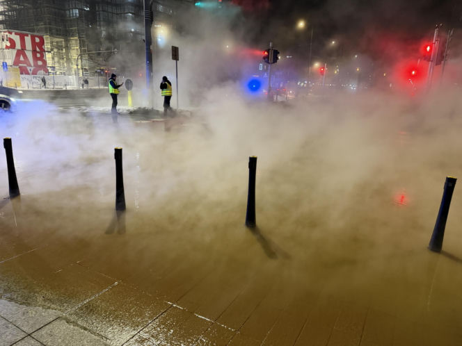 Gorąca chmura spowiła centrum Warszawy. Wielka dziura na środku ulicy. Co się stało?!