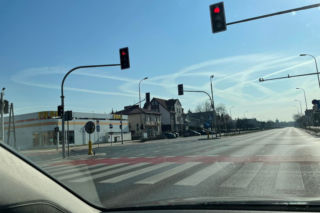 Dziwne smugi na niebie widoczne z Warszawy i okolic - wyjaśniamy, czym są
