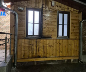 Podpalił posterunek policji w akcie zemsty. Myślał, że czapka i szalik uchronią go przed odpowiedzialnością