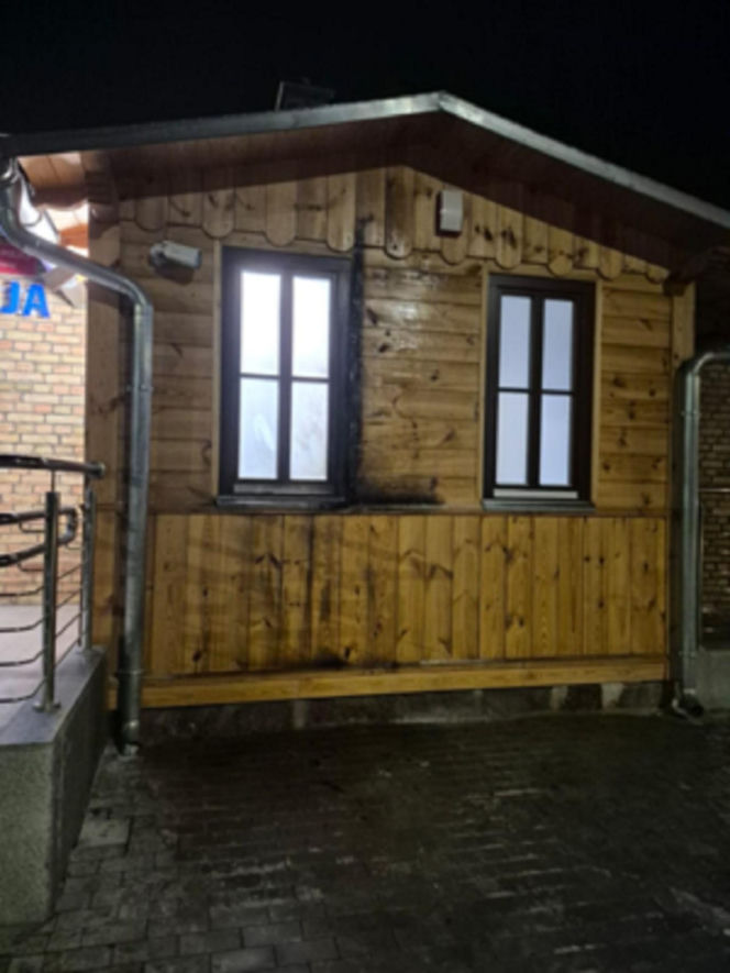 Podpalił posterunek policji w akcie zemsty. Myślał, że czapka i szalik uchronią go przed odpowiedzialnością