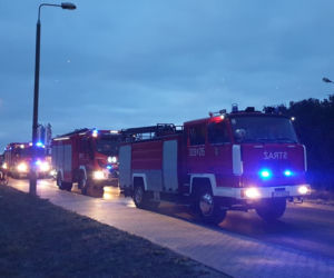 Pożar w lakierni w Koronowie! Z ogoniem walczyło 8 zastępów straży pożarnej! [ZDJĘCIA]
