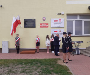Dąbrówka Stany, gmina Skórzec: nowym wozem strażackim, po nowej drodze, do nowej szkoły