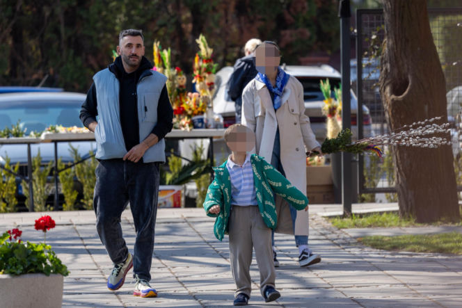 Rafał Maserak tańczący z palmami