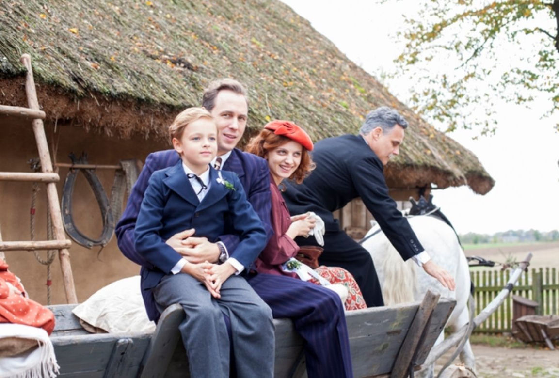 Stulecie Winnych 2 sezon, odc. 24. Ania (Weronika Humaj), Michał (Stefan Pawłowski), Michałek (Miłosz Kwiecień)