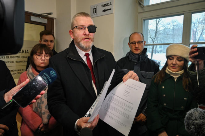 Grzegorz Braun pojawił się w prokuraturze. Nie otrzymał żadnych zarzutów