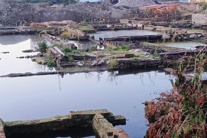 Fundamenty dawnych kamienic przy ul. Św. Floriana