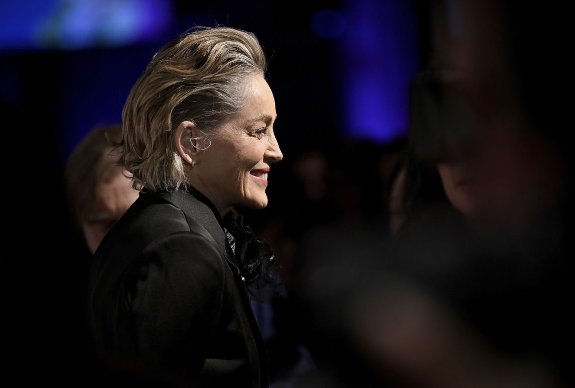 Rzuciła wyzwanie Sharon Stone! 50-latka podniosła nogę i pokazała pupę