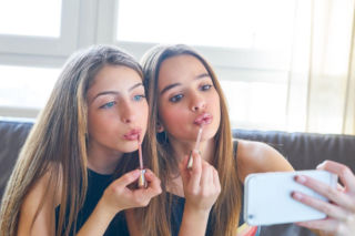 Twoje dziecko zaczęło mówić o zamiennikach? Ten trend z TikToka może być groźny dla zdrowia