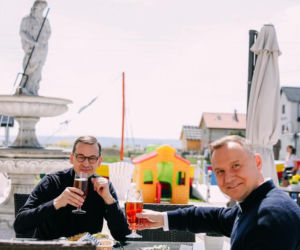 Premier Mateusz Morawiecki i Prezydent Andrzej Duda na piwie, na Mierzei Wiślanej   
