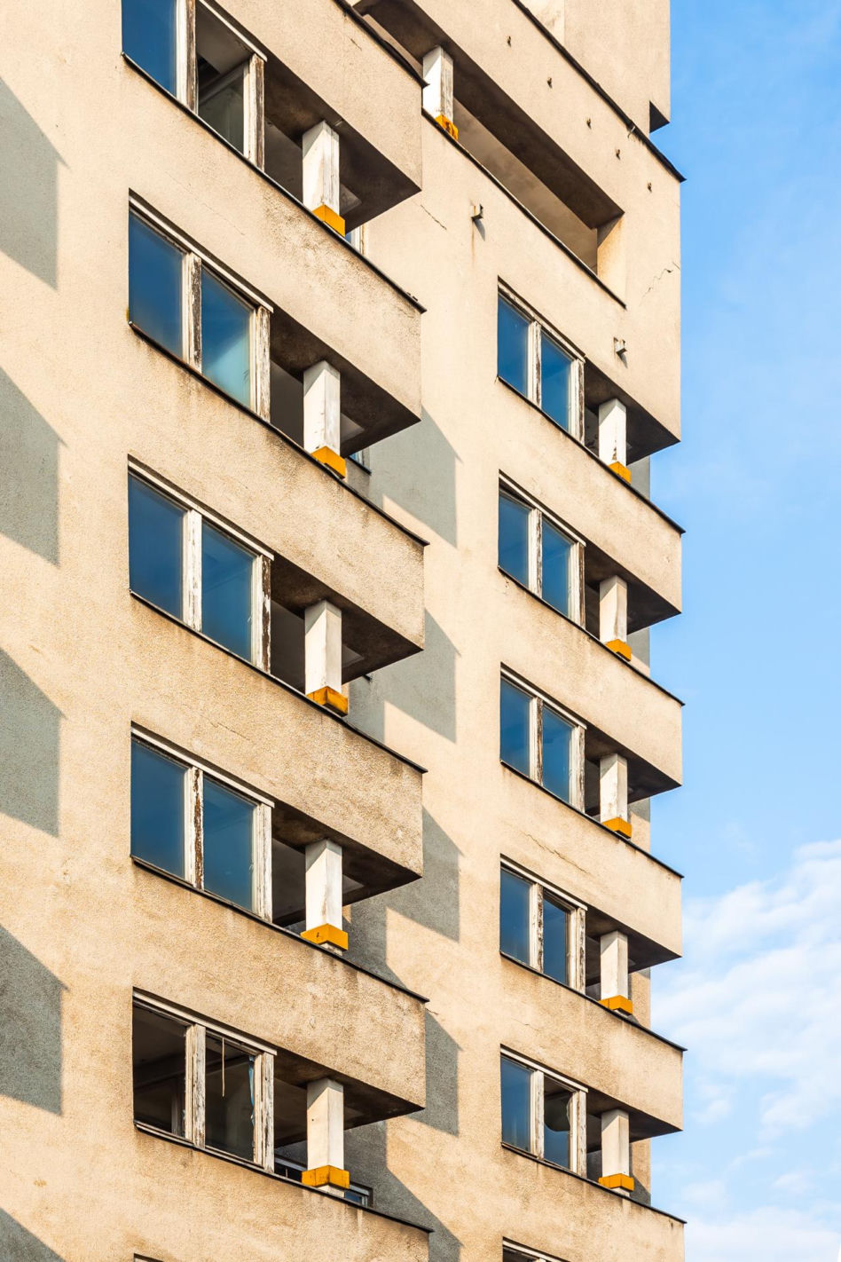 Szpiegowo, blok na Sobieskiego 100 w Warszawie