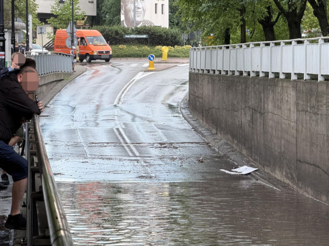 "Basen" w tunelu w Brwinowie. Opłakane skutki nawałnicy pod Warszawą