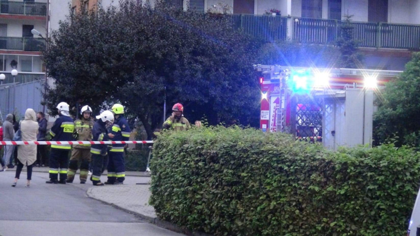 Znalazł w swojej piwnicy ogromny pocisk. Wyniósł go przed blok 