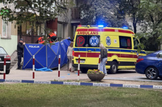 Warszawa: Nie żyje niespełna dwuletni chłopiec. Wypadł z balkonu na 10. piętrze