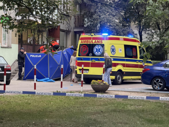 Warszawa: Nie żyje niespełna dwuletni chłopiec. Wypadł z balkonu na 10. piętrze