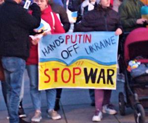 Manifestacja przeciwko wojnie na Ukrainie na placu Solidarności w Szczecinie