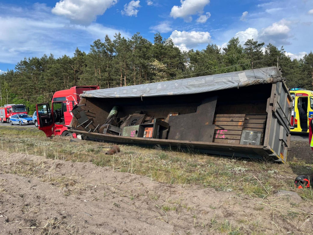 Śmiertelny wypadek pod Bełchatowem. 25-letni motocyklista wjechał pod koła ciężarówki [ZDJĘCIA].