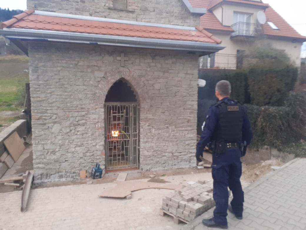 Podpalił kapliczkę w Jasienicy. 38-latek złapany na gorącym uczynku