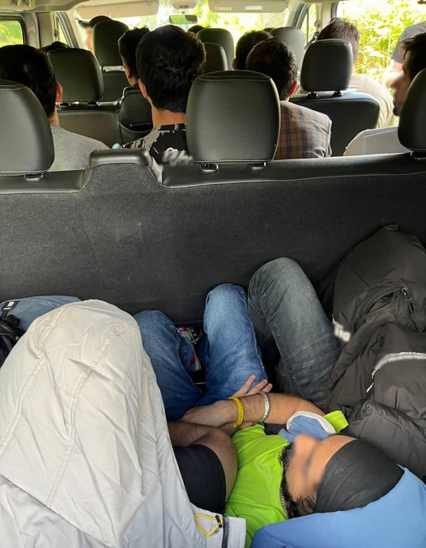 Łotysz przewoził 13 nielegalnych migrantów. Wpadł na granicy w gminie Gołdap