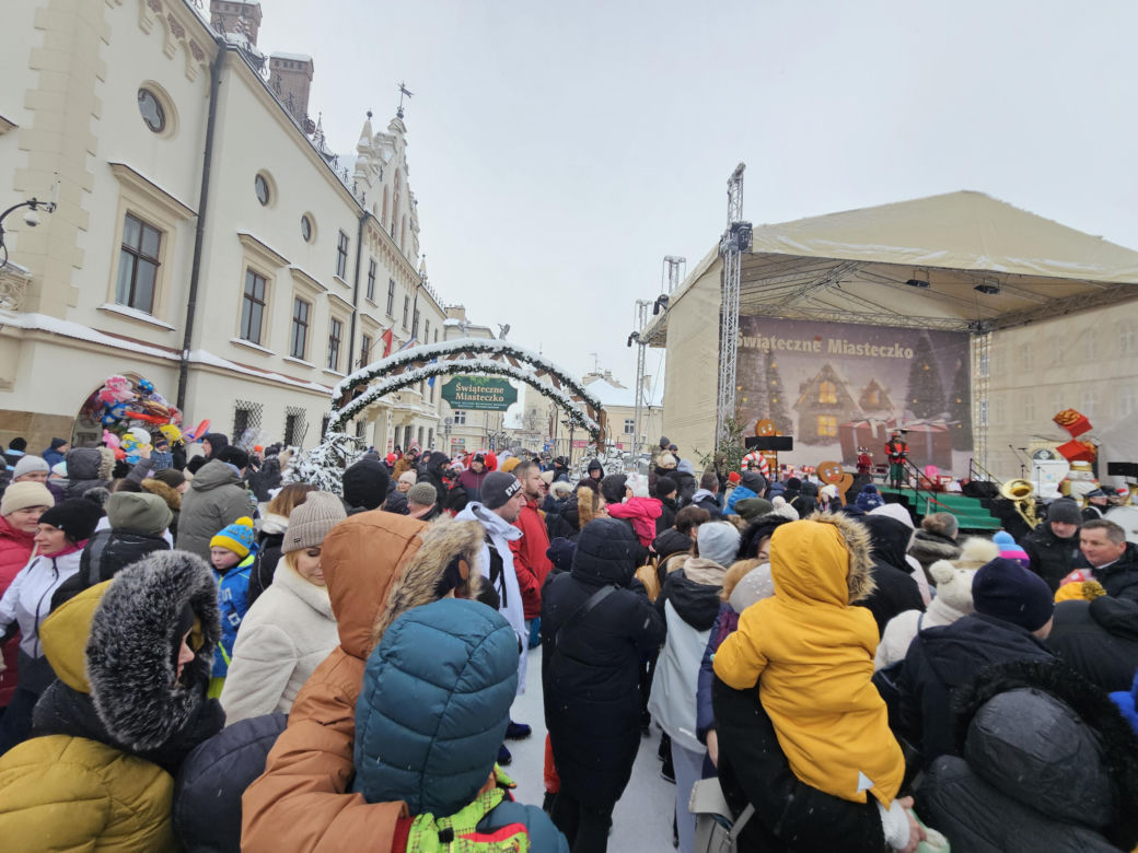 Jarmark Bożonarodzeniowy w Rzeszowie. Parada św. Mikołaj 2023 