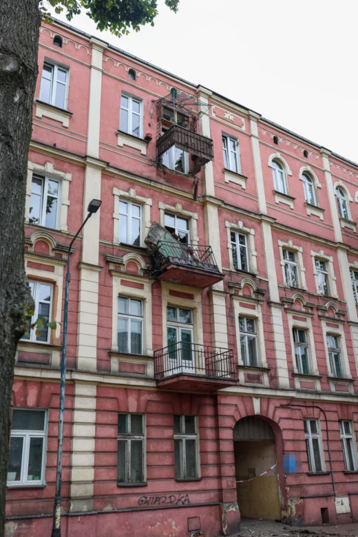 Pani Sylwia zginęła, a jej mąż walczy o życie. Zarwał się pod nimi balkon. Sprawą zajmie się prokuratura.