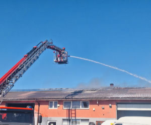 Olbrzymi pożar pod Łomżą. W Starym Cydzynie paliły się warsztat, garaż i dom. Ogień został wstępnie opanowany