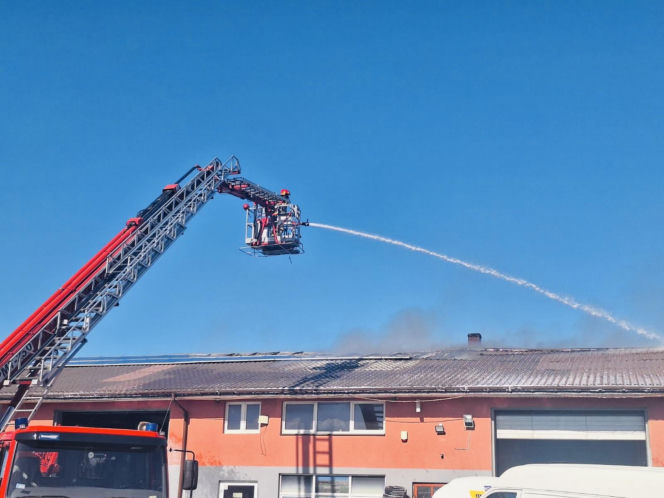 Olbrzymi pożar pod Łomżą. W Starym Cydzynie paliły się warsztat, garaż i dom. Ogień został wstępnie opanowany