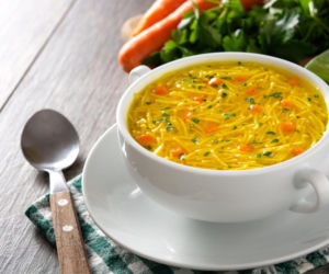 To najlepszy moment na posolenie rosołu. Bulion będzie aromatyczny, smaczny i klarowny 