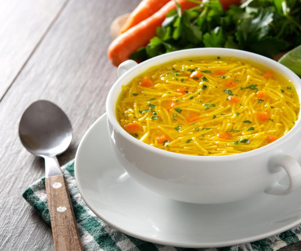 To najlepszy moment na posolenie rosołu. Bulion będzie aromatyczny, smaczny i klarowny