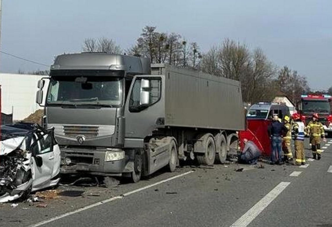 Ustroń. Znany biznesmen zginął w wypadku. Jego mercedes huknął w tira i wyleciał w powietrze. Wśród poszkodowanych kobieta w ciąży [ZDJĘCIA]