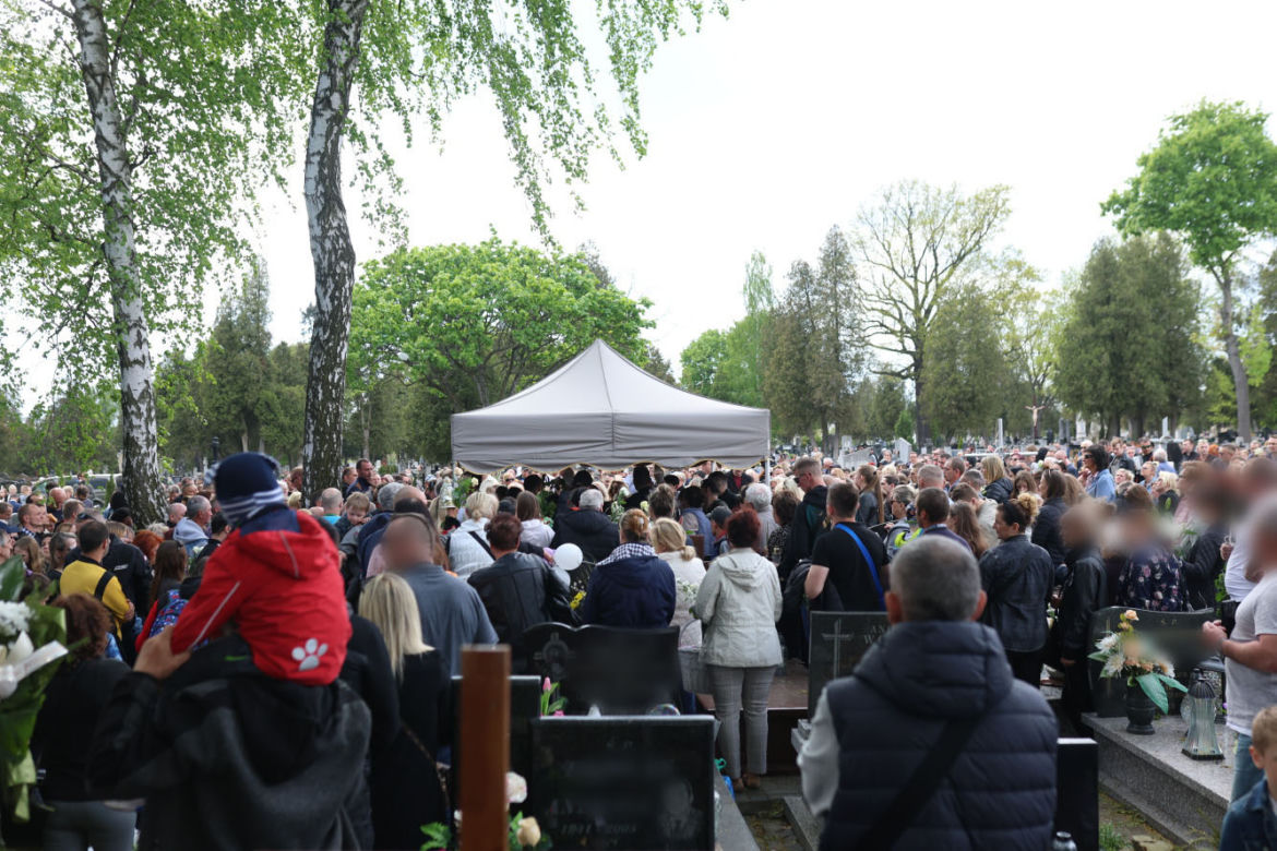 Rozpacz zwykłych ludzi nad grobem Kamilka. To poruszające obrazki