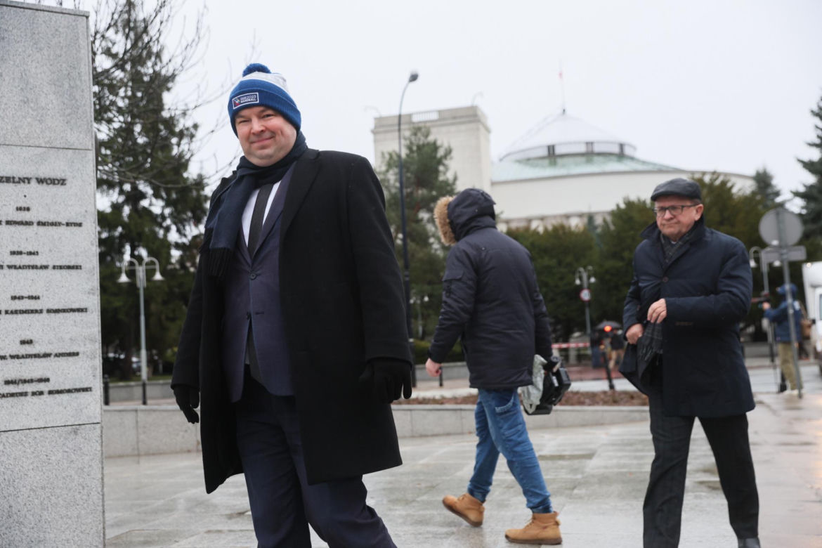 Przepychanki przed Sejmem. Wąsik i Kamiński przed zamkniętymi drzwiami 