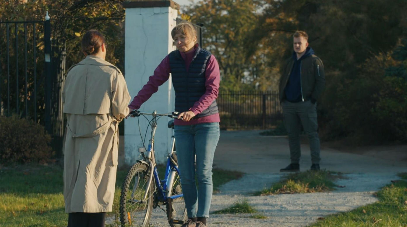 Barwy szczęścia odc. 3142. Szymańska (Agata Pruchniewska), Kasia (Katarzyna Glinka), młody Szymański (Maciej Czerklański)